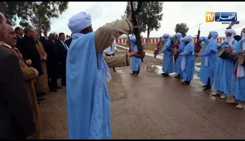 النعامة : وصول وزير الطاقة “مصطفى قيطوني” إلى مطار الشيخ بوعمامة ببلدية المشرية