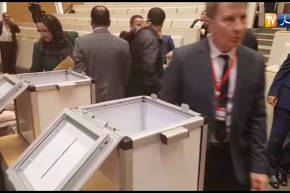 أعضاء اللجنة المركزية للأفلان يشرعون في الإقتراع لإنتخاب أمين عام جديد