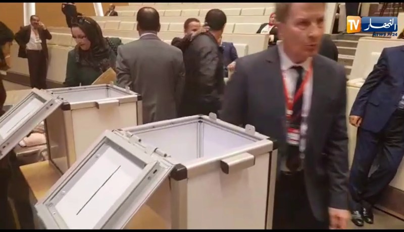 أعضاء اللجنة المركزية للأفلان يشرعون في الإقتراع لإنتخاب أمين عام جديد