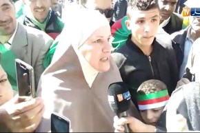 العاصمة/ سيدة تنتفض..”الكلمة ليوم للشعب..غميتونا”