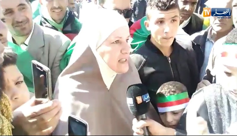 العاصمة/ سيدة تنتفض..”الكلمة ليوم للشعب..غميتونا”