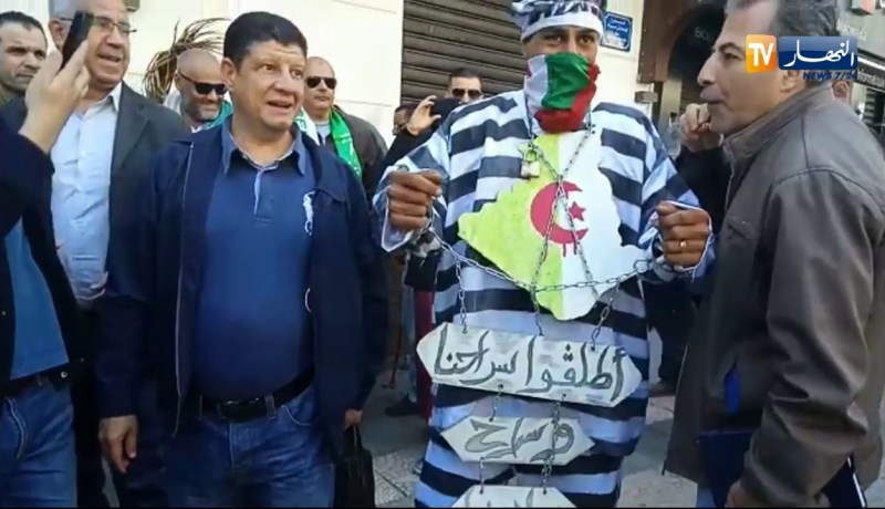 العاصمة/ شاهد أشخاص يتظاهرون بطريقتهم الخاصة