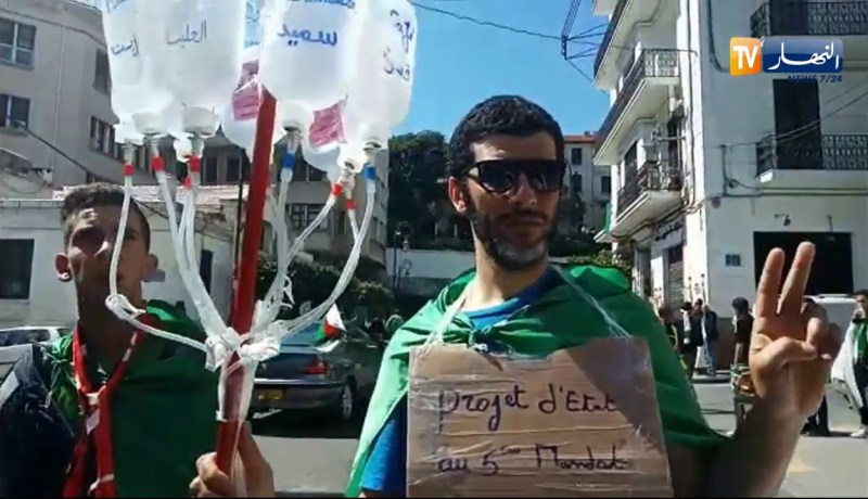 العاصمة/ طريقة فريدة للتظاهر.. وضع اجتماعي صعب