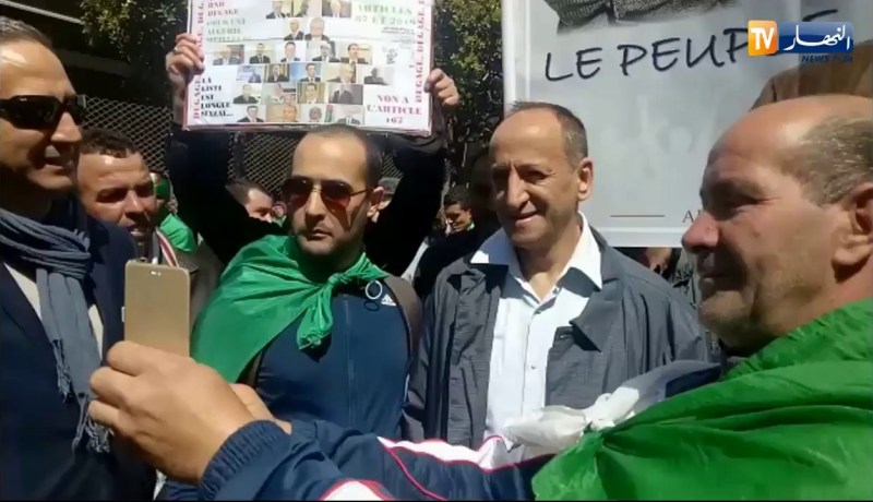 إبن ” بوضياف” حاضر في مسيرة الجمعة السادسة دعما للحراك الشعبي