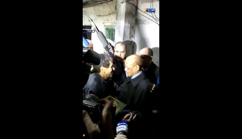 زوخ يوزع مقررات الاستفادة لقاطني الاسطح والاقبية بالعاصمة !!