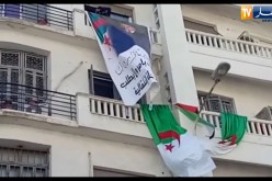 متظاهرون يطالبون سيدة بإنزال صورة الرئيس الأسبق “اليامين زروال “من على الشرفة