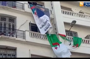 متظاهرون يطالبون سيدة بإنزال صورة الرئيس الأسبق “اليامين زروال “من على الشرفة