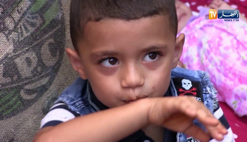 الشلف/ خيمة بلاستيكية لإيواء علاء وأسرته