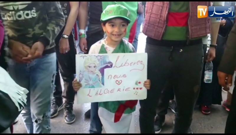 شاهد.. البراءة في المسيرة السلمية بشعار ” libérez  l’algérie “