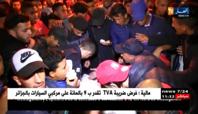 إحتفالات كبيرة من انصار شباب عين تيموشنت بذكرى تأسيس الفريق