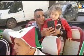 شاهد.. سيارة من الزمن الجميل تشارك في مسيرة الجمعة السادسة من الحراك