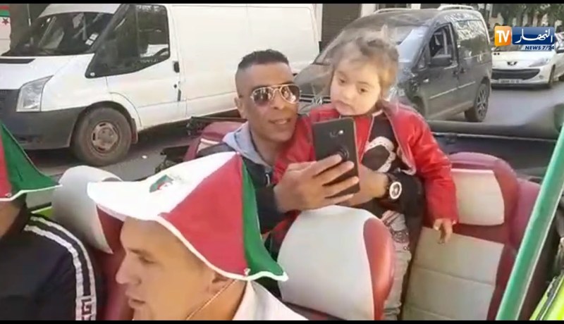 شاهد.. سيارة من الزمن الجميل تشارك في مسيرة الجمعة السادسة من الحراك
