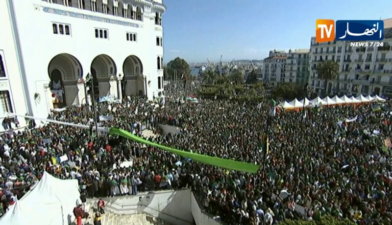 مراسل النهار بالبليدة : ” توحّد الشعب في الفايسبوك على الرّاية الوطنية فقط عكس الجمعات السابقة !! “