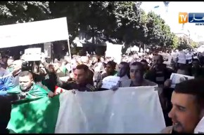 مواطنوا الشلف يخرجون في مسيرة سلمية للمطالبة بتغيير النظام