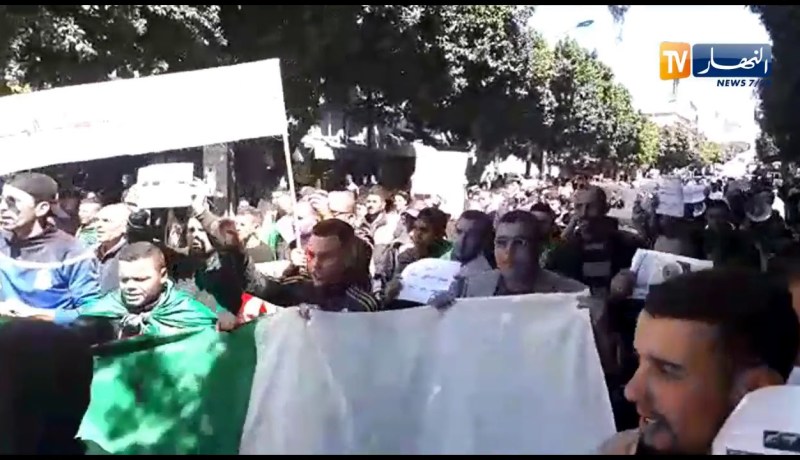 مواطنوا الشلف يخرجون في مسيرة سلمية للمطالبة بتغيير النظام