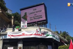 العاصمة: تجمع حاشد للمواطنين في “ساحة أودان” رافعين لافتة ..”هنا فخامة الشعب”