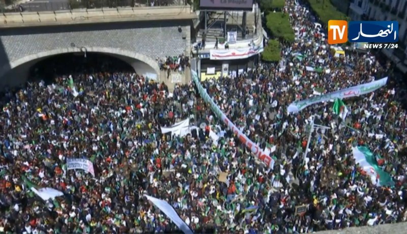 أستاذ جامعي: “حراك نوفمبري بكل معنيه..يجب تحرير الشعب الجزائري برحيل العصابة الحاكمة”
