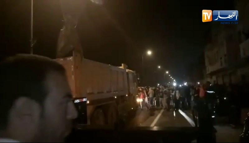 لحظة نقل الحوت الذي نفق في سواحل بولوغين بالعاصمة