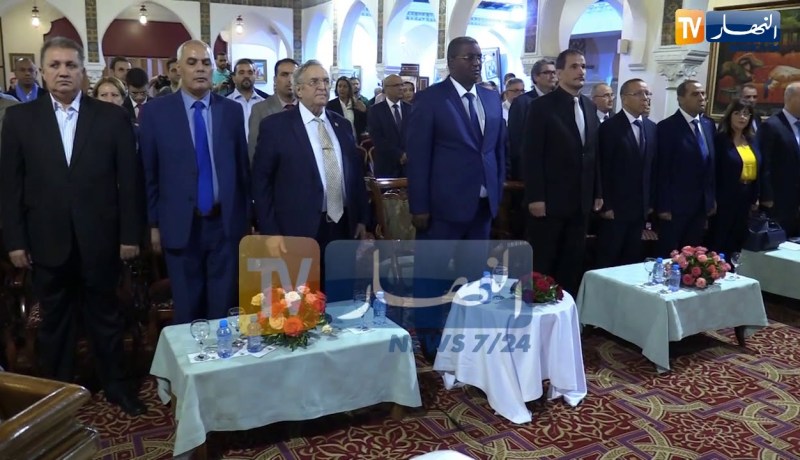 شاهد..تبهديلة أثناء عزف النشيد الوطني  على مسامع وزير السياحة