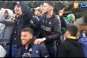 الشلف: تجمّع مئات المواطنين أمام مقر الولاية في إنتظار وصول رشيد نكاز