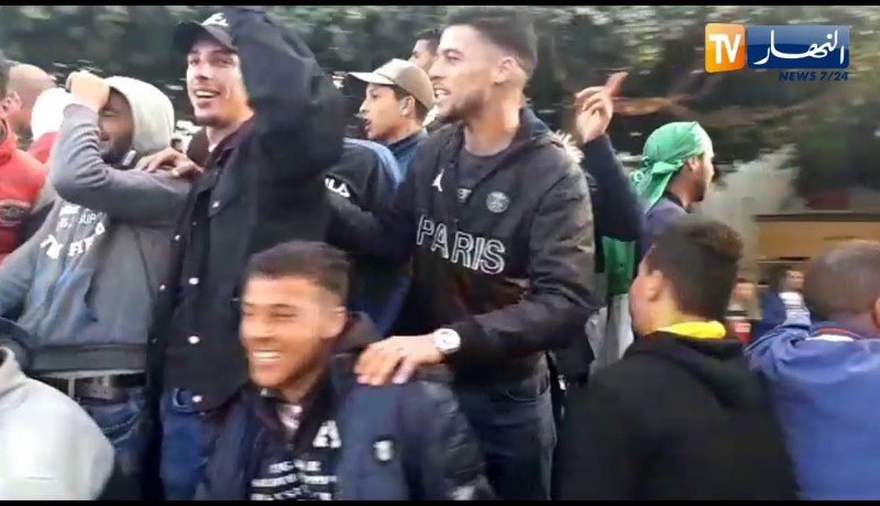 الشلف: تجمّع مئات المواطنين أمام مقر الولاية في إنتظار وصول رشيد نكاز