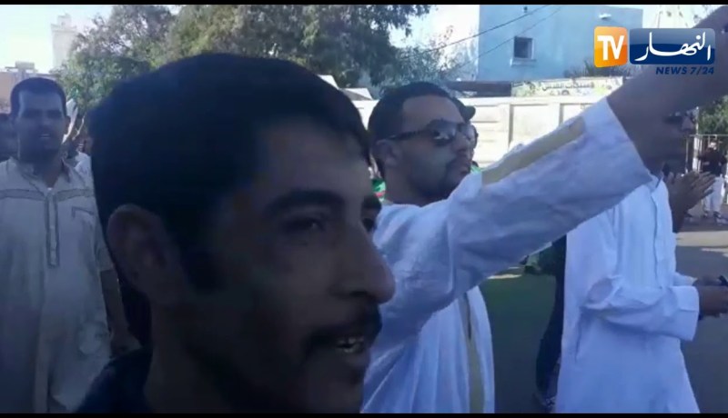 تندوف: خروج المئات من المواطنين للجمعة السادسة بساحة الحرية مطالبين بتغيير النظام