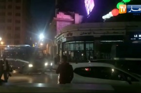 سيارات الشرطة تحتفل “بالجيروفار” بعد نهاية المسيرة بالعاصمة