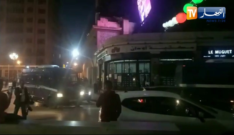 سيارات الشرطة تحتفل “بالجيروفار” بعد نهاية المسيرة بالعاصمة