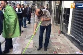 مواطنون ينظفون الشوارع بعد إنتهاء المسيرات السلمية