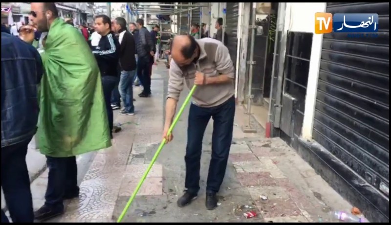 مواطنون ينظفون الشوارع بعد إنتهاء المسيرات السلمية