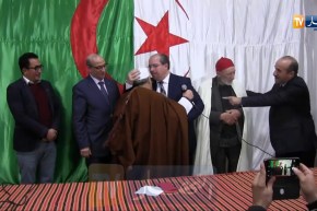 وزير الشؤون الدينية يستلم “البرنوس” المهدى لرئيس الجمهورية من قبل أئمة تيزي وزو