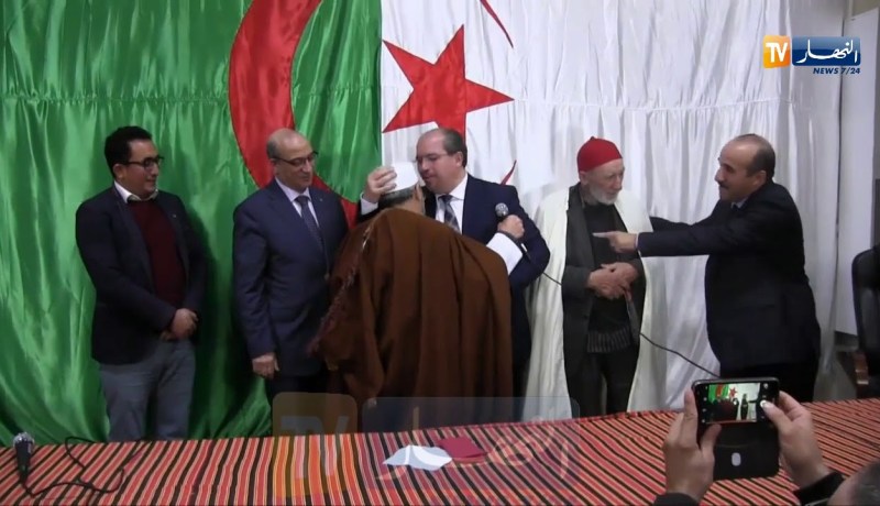وزير الشؤون الدينية يستلم “البرنوس” المهدى لرئيس الجمهورية من قبل أئمة تيزي وزو