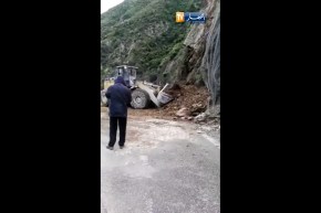 إنجراف التربة وسقوط الحجارة على الطريق رقم 1 المدية- البليدة-