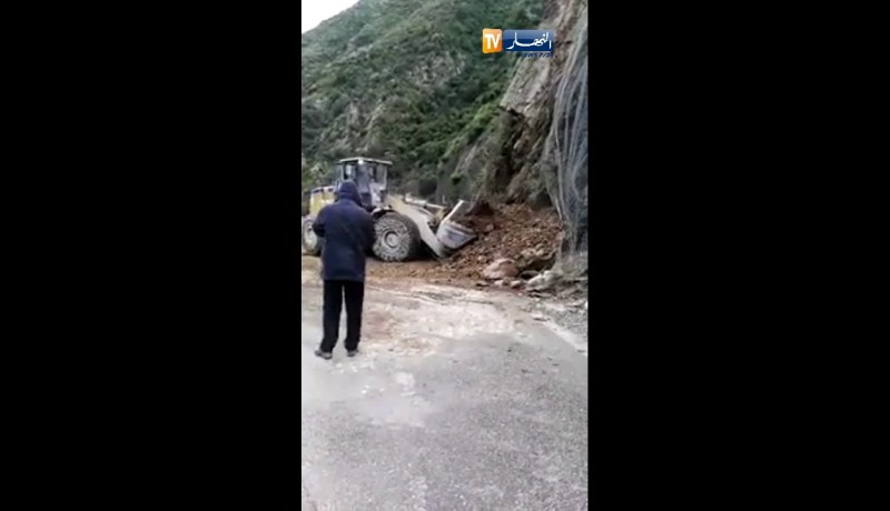 إنجراف التربة وسقوط الحجارة على الطريق رقم 1 المدية- البليدة-