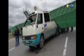 فيديو آخر لسقوط ممر علوي .. تسبّب في شلل حركة المرور !!