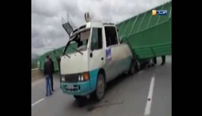 فيديو آخر لسقوط ممر علوي .. تسبّب في شلل حركة المرور !!