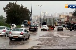 بجاية: مياه الأمطار تتسبب في عرقلة حركة المرور بالطريق الوطني رقم 26