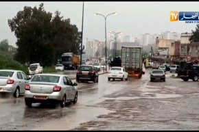 بجاية: مياه الأمطار تتسبب في عرقلة حركة المرور بالطريق الوطني رقم 26