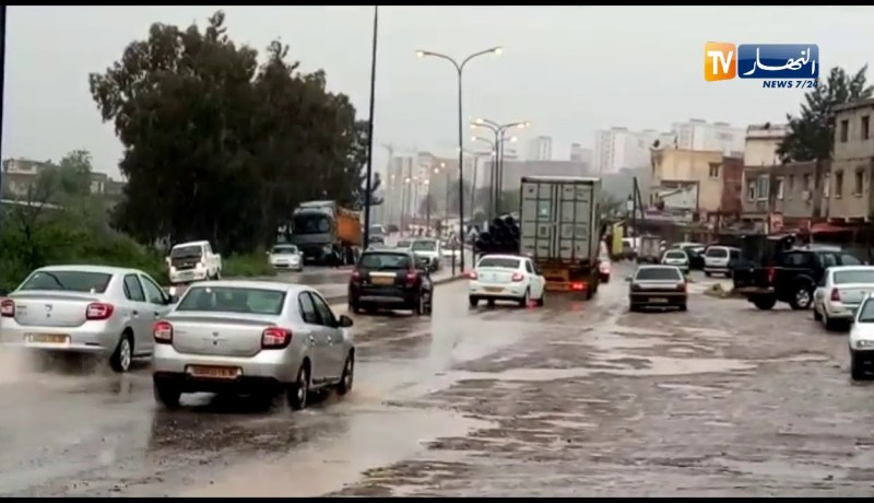 بجاية: مياه الأمطار تتسبب في عرقلة حركة المرور بالطريق الوطني رقم 26