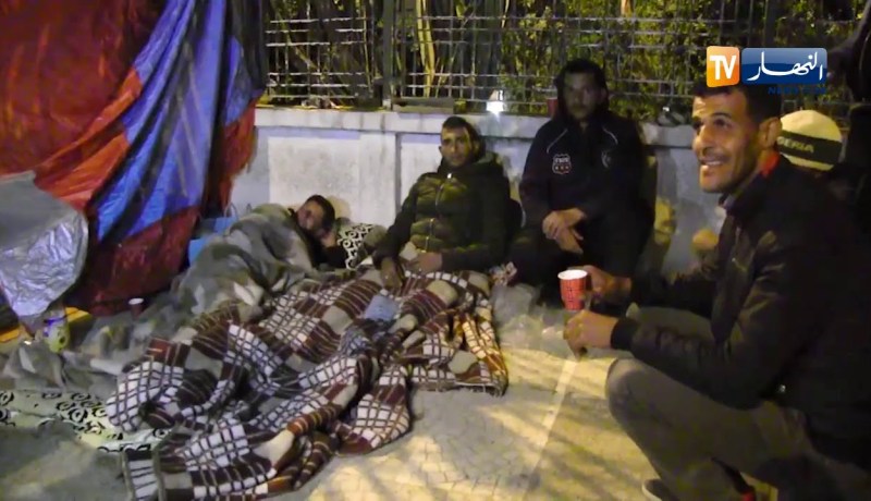 عنابة: عجوزتان في العقد السابع من العمر تبيتان في العراء أمام دائرة البوني