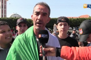 البليدة/ المواطنون يوحدون الراية الوطنية خلال مسيرة الجمعة السادسة