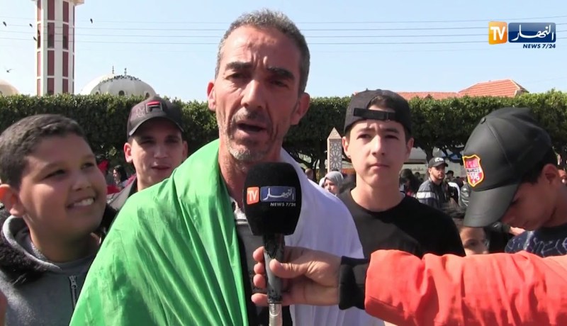 البليدة/ المواطنون يوحدون الراية الوطنية خلال مسيرة الجمعة السادسة