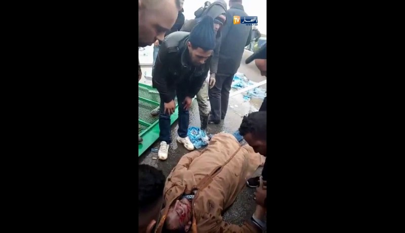 فيديو صادم : هؤلاء ضحايا حادث سقوط ممر علوي بخميس الخشنة !!