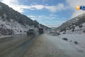 باتنة: بلدية حيدوسة تكتسي الحلة البيضاء