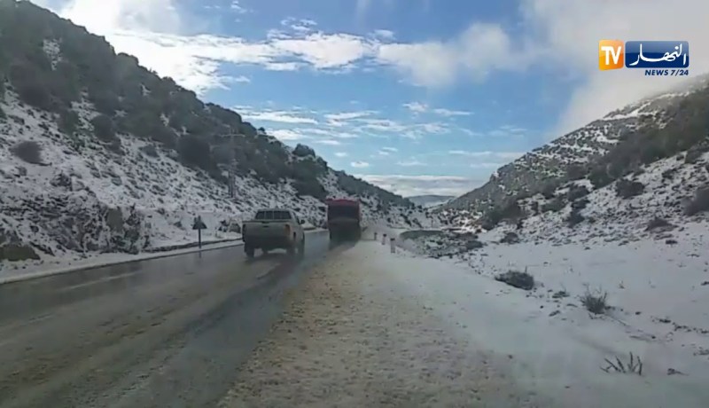 باتنة: بلدية حيدوسة تكتسي الحلة البيضاء