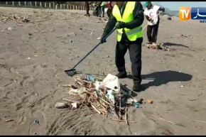 شاهد عدد من الشباب و الأطفال يتطوعون لتنظيف شاطئ بلدية “ملبو” ببجاية