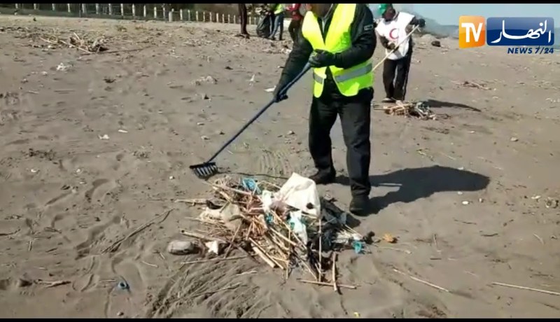 شاهد عدد من الشباب و الأطفال يتطوعون لتنظيف شاطئ بلدية “ملبو” ببجاية