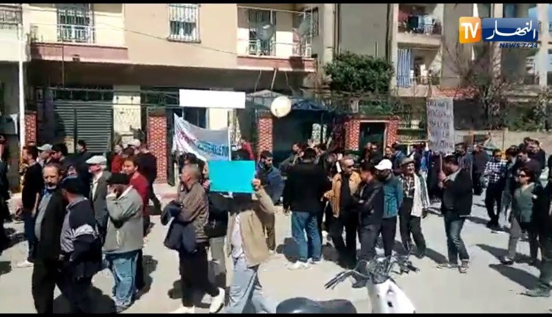 بجاية: سكان مدينة أوقاس يخرجون في مسيرة سلمية للتغيير الجذري للنظام