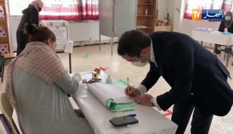 العاصمة: وزير الشباب والرياضة سيد علي خالدي يؤدي واجبه الإنتخابي