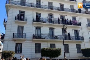 العائلات الجزائرية تشارك في المسيرات السلمية بتقديم المياه للمتظاهرين